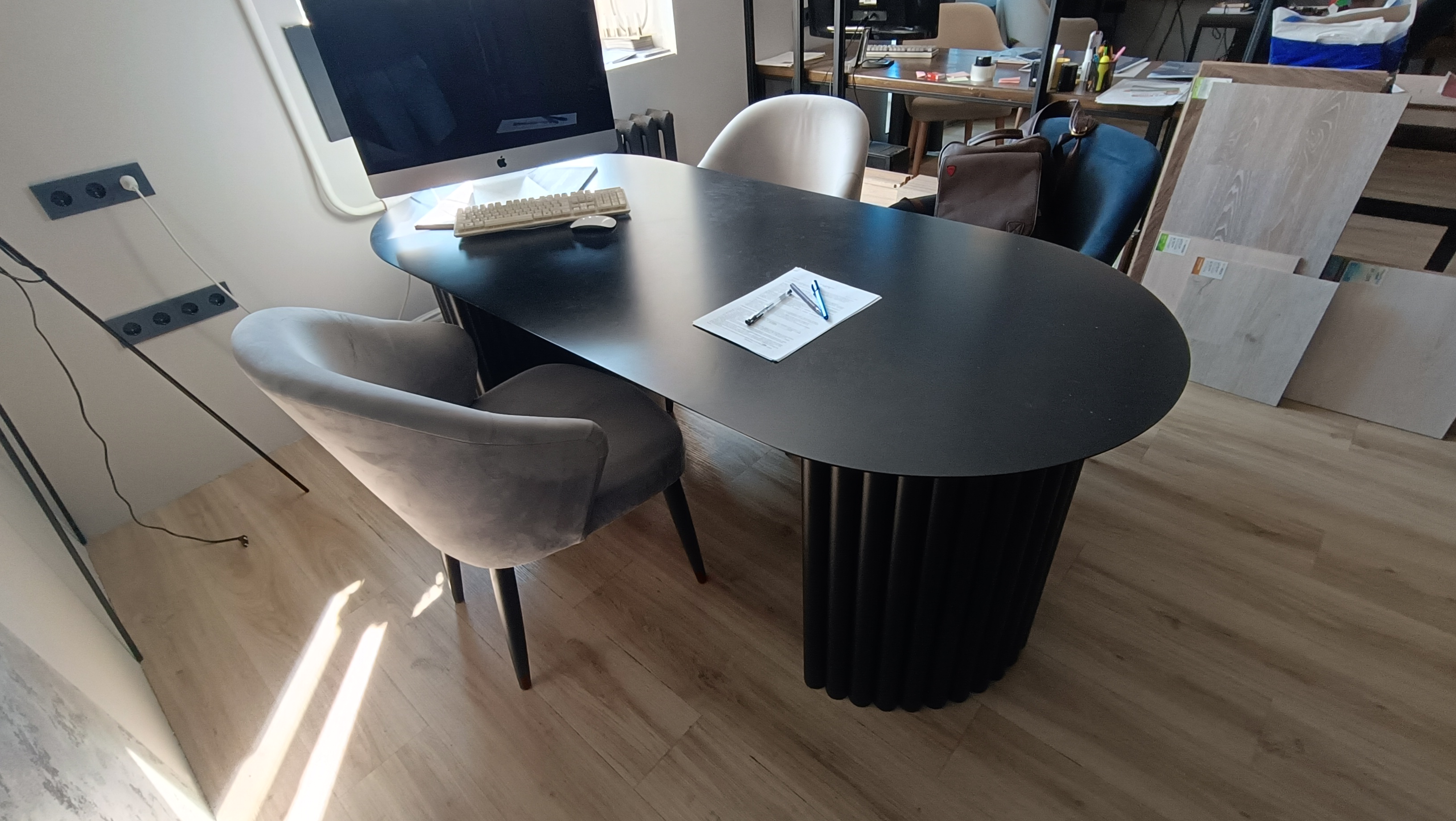 Конференц-стол на рифлёном пьедестале