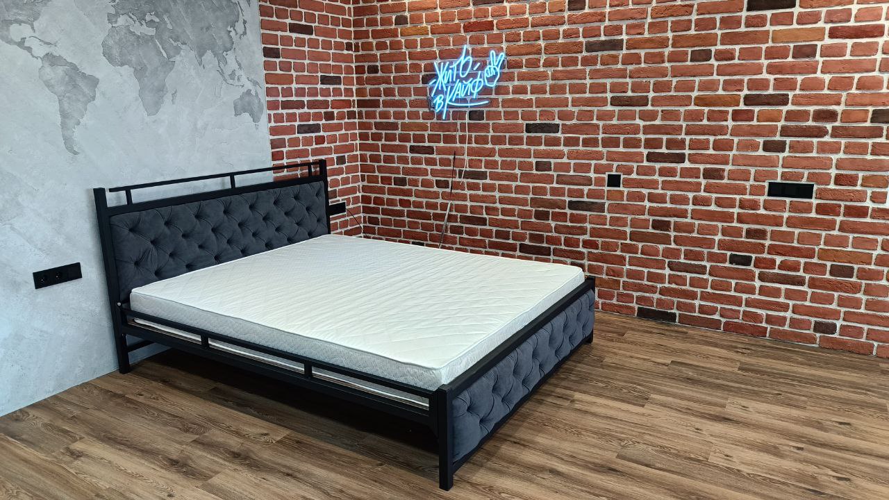 Кровать с мягким изголовьем